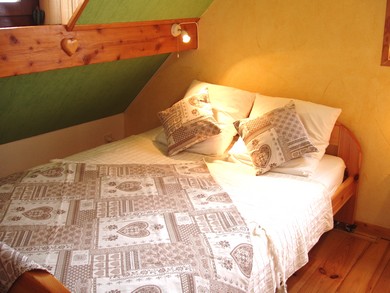 Schlafzimmer im Dachgeschoss: Franzsisches Ehebett in unserem Ferienhaus im Elsass